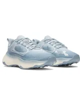 Championes deportivos Under Armour modelo W Pulse, color celeste con suela y entresuela gruesa en tonos blancos y celestes.