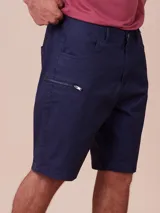 Bermuda de gabardina azul marino, con bolsillos laterales con cierre y bolsillos traseros ojal.