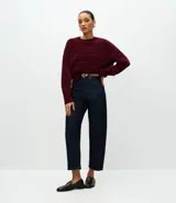 Suéter de punto chenille color gris oscuro, con cuello redondo alto, textura acanalada y puños ajustados.