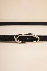 Cinturón fino color rojo de símil cuero con hebilla metálica irregular plateada.