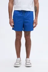 Short de baño liso azul marino, de corte clásico con cintura elástica y cordón ajustable.