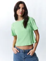 Remera corta negra de manga corta y cuello redondo.