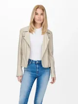 Campera biker corta de cuero sintético negro con cierre frontal asimétrico, solapas con muesca, bolsillos con cierre y detalles acolchados en las mangas.