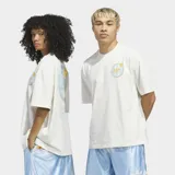 Remera de corte holgado con cuello redondo, color blanco, con un pequeño logo circular estampado en el pecho que combina el emblema de Adidas con motivos de básquetbol.