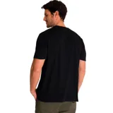 Remera de algodón color negro, de manga corta y cuello redondo. Presenta un diseño gráfico estampado en el pecho con el nombre de la marca Caterpillar, el número 5230 y motivos industriales. Incluye una etiqueta pequeña con el logo en el dobladillo.