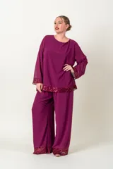 Pantalón palazzo color fucsia de gasa con base de lentejuelas.