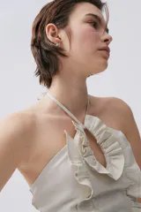 Top halter color crudo con volados y lazo en la espalda.