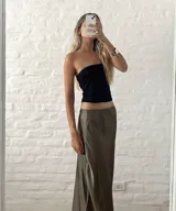 Pollera midi color verde oliva de seda, con cintura elástica.