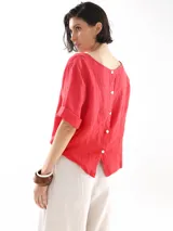 Remera roja de lino con cuello redondo y mangas cortas con dobladillo.