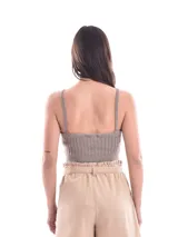 Musculosa de tejido de punto acanalado, color rosado, con escote en V y breteles finos.
