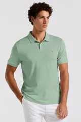 Remera polo de manga corta color verde, con cuello clásico y cierre frontal de botones. Presenta el logo de la marca bordado en el pecho.