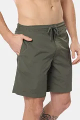 Bermuda de baño verde militar lisa, con bolsillos laterales y etiqueta con logo en la pierna.