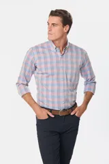 Camisa de manga larga con cuello abotonado y estampado a cuadros en tonos rosa y celeste.