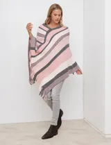 Poncho de tejido de punto, marca Barrington, con diseño de rayas diagonales en tonos rosado, blanco crema y gris oscuro. Presenta cuello en V y terminación con flecos en el ruedo.