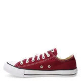 Championes Converse modelo Chuck Taylor All Star de corte bajo, confeccionados en lona de algodón color bordó. Presentan puntera de goma blanca, cordones blancos y suela de goma con franja negra característica.