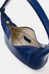 Bolso de hombro azul de diseño estructurado tipo hobo, con asa ajustable y cierre de cremallera con tirador. Cuenta con un bolsillo interior con cremallera.