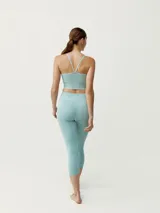 Calza capri color celeste, de tejido Air_Feel con tecnología 3D. Tiene cintura alta y doble para mayor ajuste y comodidad.
