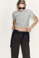 Camiseta cropped color amarillo, de corte slim fit, cuello redondo y manga corta.