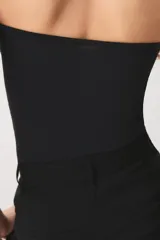 Top strapless negro de corte ajustado, con diseño cruzado en el escote delantero.