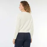 Sweater de punto color blanco con diseño de rombos en relieve y pequeños corazones rojos bordados. Presenta cuello redondo y puños acanalados.