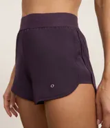 Short deportivo runner de la marca Get Over, color blanco, con cintura ancha elástica y bajo redondeado.