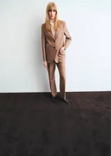 Pantalón Natalie de tiro medio y diseño recto, confeccionado en mezcla de poliéster y lana. Cuenta con bolsillos laterales, bolsillos posteriores de ribete y cierre frontal oculto con botón, gancho y cremallera.