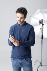 Campera de micropolar azul marino con cierre frontal parcial y bolsillo en el pecho.