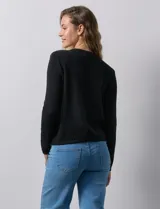 Cardigan tejido color blanco, marca Ninety. Escote a la base y abertura central con botones metálicos dorados. Delantera con bolsillos simulados con botón dorado.