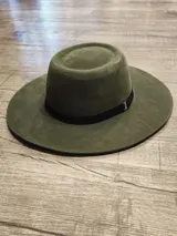 Sombrero negro de ala ancha con cinta decorativa.