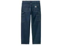 Pantalón de trabajo tipo carpenter confeccionado en denim de algodón robusto, con corte relajado y recto. Presenta detalles de triple costura, bolsillos utilitarios para herramientas, presilla para martillo y etiqueta de la marca en el bolsillo trasero.