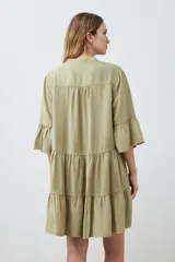 Vestido midi color verde oliva de lyocell, corte holgado, con escote en V y mangas 3/4 con volados.