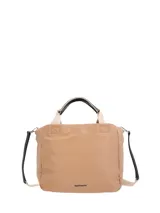 Cartera Hush Puppies de poliéster reciclado en color beige, tipo tote, con asas de mano y correa ajustable y desmontable en color negro. Cuenta con compartimento principal y detalles de la marca en la parte frontal inferior.