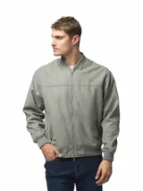 Campera tipo bomber color gris, con cierre frontal completo, bolsillos laterales con cierre y puños y ruedo acanalados.