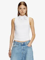 Top sin mangas ajustado al cuerpo, color blanco, con cuello alto y pequeño logo bordado en el pecho.