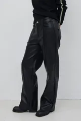 Pantalon de cuero sintetico con corte recto y tiro medio, con costuras verticales decorativas en el frente y bolsillos laterales.