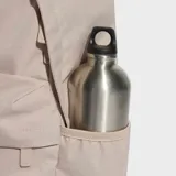 Mochila Adidas Adicolor Classic color beige con logo grande en el frente.