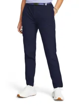 Pantalón deportivo Under Armour modelo UA Drive, de corte ajustado y diseño técnico. Confeccionado en tejido de sarga elástico con tecnología repelente al agua, cuenta con cintura elástica, cuatro bolsillos funcionales y cierre de bragueta.