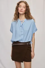 Short cruzado de tiro medio con diseño frontal tipo falda, color negro, de líneas simples y calce cómodo.