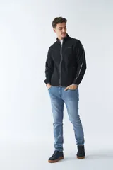 Campera de felpa negra para hombre, con fit regular, logo estampado, manga larga, cremallera entera, bolsillos con cierre y cuello elevado.