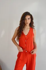 Conjunto de chaleco con botones y pantalón palazzo de crepé color negro.