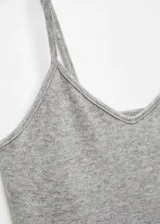 Top gris de punto con tirantes finos y escote en V.