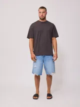 Remera verde agua lisa de corte holgado y mangas cortas.