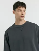 Sweater básico de cuello redondo y manga larga, confeccionado en tejido circular con puños y cuello en tejido canalé.