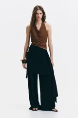 Top halter marrón de punto elástico con escote drapeado, tiras anchas para atar al cuello y ajuste en la parte posterior del bajo.