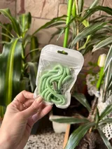 Correa para celular de soga trenzada en color fucsia con terminales metálicas plateadas y mosquetón.