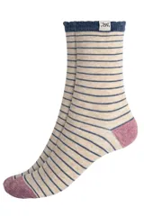 Par de medias de caña media color beige con rayas horizontales finas color azul marino, talón y puntera color rosa viejo y elástico superior color azul marino.