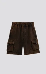Bermuda cargo de algodón rústico, color marrón oscuro con efecto desgastado (acid wash/oxidado). Presenta un calce oversize, cintura elástica y grandes bolsillos laterales con tapa.