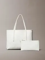 Cartera tote pequeña de Calvin Klein color blanco con estampado de monograma CK en toda la superficie, asas de hombro dobles y diseño estructurado. Incluye una cartera mini interior a juego con cierre y logo de la marca.
