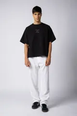 Pantalón de lino y algodón color beige claro, de calce suelto y tiro medio/alto con cintura elastizada y cordón regulable. Posee bolsillos laterales y un bolsillo trasero con tapa.