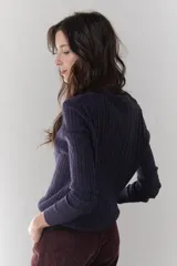 Sweater azul marino de tejido de punto acanalado con escote en V y mangas largas.